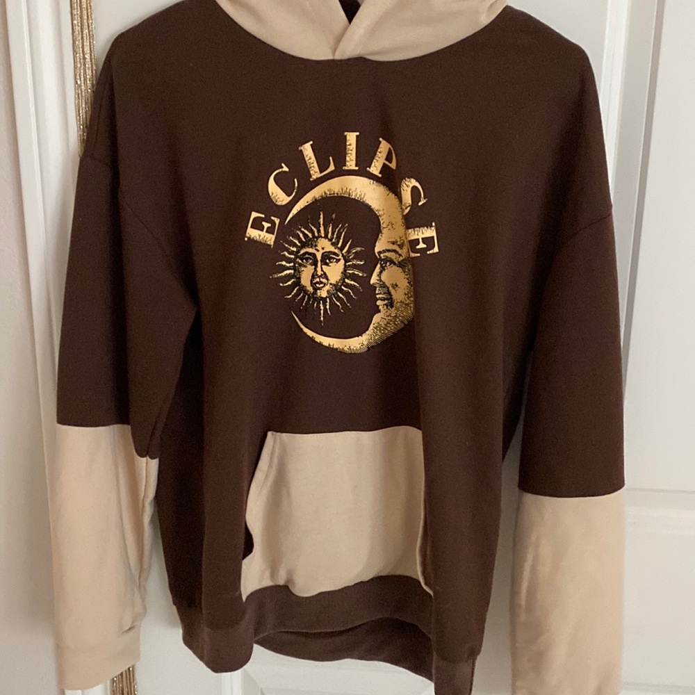 Size medium brown cream and with a cute eclipse print on the front sweatshirt!